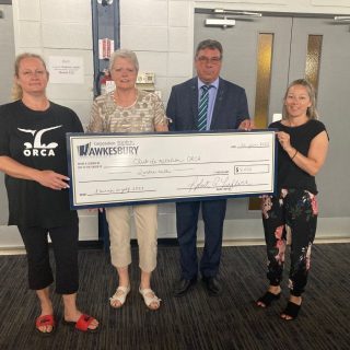 L’équipe d’organisation du tournoi du Maire a remis un chèque de 4 000 $ au Club de natation Orca lors de la réunion ordinaire du conseil municipal à l’Hôtel de Ville. - photo Gracieuseté