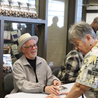 Réjean Aubut lance son premier roman, Toujours…, à la bibliothèque publique de Casselman, entouré de membres de sa famille, d’amis, de collègues et de résidents de la communauté de Casselman.