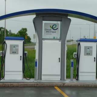 Les bornes de recharge rapide de l’autoroute 50 à Lachute. Argenteuil aura encore plus de bornes de recharge rapide, bientôt, annonce la députée Agnès Grondin - photo Frédéric Hountondji