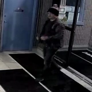 La Police provinciale de l'Ontario a besoin d'aide pour identifier un individu qui s'est introduit par effraction dans le complexe J.R. Brisson et a volé les guichets automatiques.