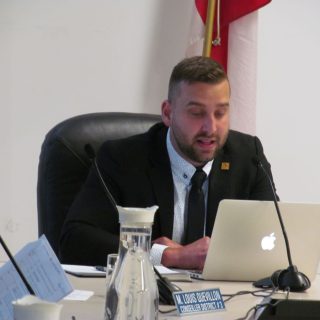 «On n’est pas multimilliardaire, on essaie de faire du mieux avec ce qu’on a», a déclaré Kévin Maurice, le maire de Brownsburg-Chatham, présentant le rapport financier de la Ville, le 4 juillet dernier. -photo Frédéric Hountondji