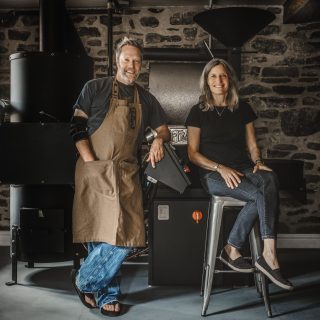 Le café de qualité des torréfacteurs Totem s’accompagne d’une particularité supplémentaire : la culture et la récolte de leurs grains biologiques provenant du monde entier sont certifiées sans danger pour les oiseaux, ce qui fait la fierté des propriétaires - et frères et sœurs - Nancy et Bruce Kaudel. (Courtoisie de Deb Wilson)