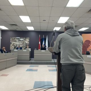 Deux groupes de citoyens sont venus poser des questions au conseil municipal de la Ville de Lachute. —photo Mylène Deschamps
