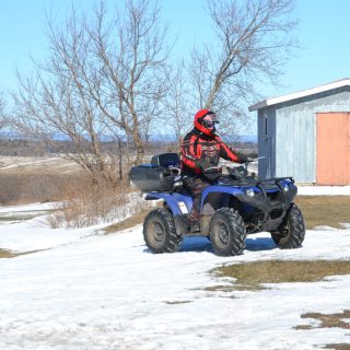 Les motoneiges ont été remplacées par des quatre-roues sur le terrain du Centre d’Action à Sainte-Anne-de-Prescott, à la suite de l'annulation du rallye de motoneige en raison d'une température trop élevée ayant entraîné la fonte de la neige.