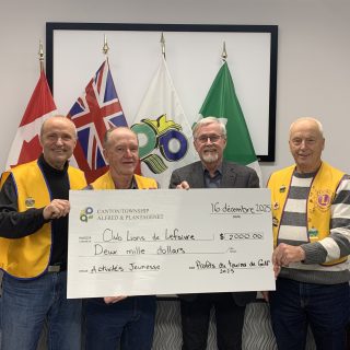 Les membres du conseil municipal d'Alfred-Plantagenet ont distribué 10 000 $, somme récoltée lors du tournoi de golf du maire 2025, à quatre groupes communautaires afin de soutenir leurs projets. Les représentants du Lions Club Lefaivre, du Club Optimiste Wendover, de la 58e troupe scoute de Fournier et du Club athlétique Titans ont reçu les bourses de leur groupe lors de la séance du conseil municipal du 16 décembre.