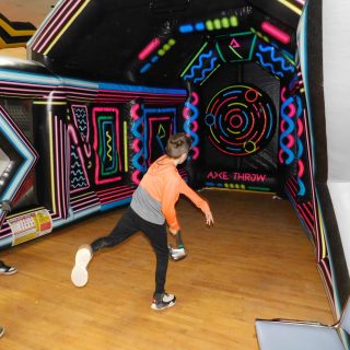Le lancer de haches, avec des haches en velcro à coller sur une cible en velcro, a offert une compétition sécuritaire à l’arcade du Club Optimiste d’Alfred. (Gregg Chamberlain)