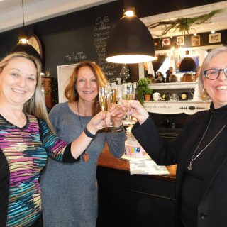 Denise Robitaille, trésorière (à gauche), Kristine Demers, coadministratrice, et Lynda Clouette-McKay, directrice générale et artistique, lèvent leur verre pour célébrer le 50e anniversaire du Centre culturel Le Chenail.