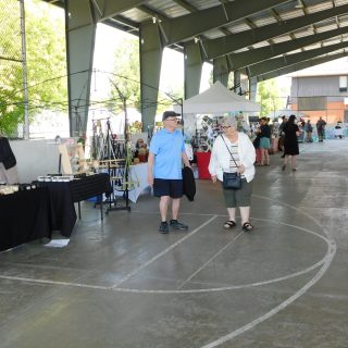 La patinoire de Grenville constitue une belle zone d’exposition en plein air pour le Marché artisanal de Grenville pendant la fin de semaine de la fête des pères.