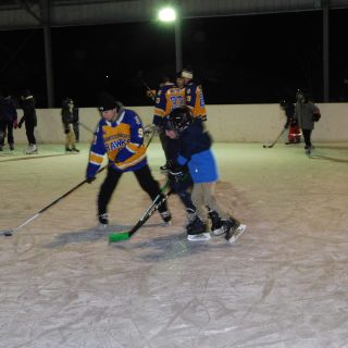 Dans le cadre d’un nouveau projet d’activités communautaires, le club des Hawks a organisé une série de matchs amicaux d’entraînement et de hockey récréatif aux patinoires extérieures locales du comté de Prescott.