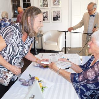 Odette Charbonneau-Legault s’est affairée à signer des exemplaires dédicacés de son livre, Ode à la vie, lors d’une célébration spéciale de lancement dimanche au Centre culturel Le Chenail à Hawkesbury.