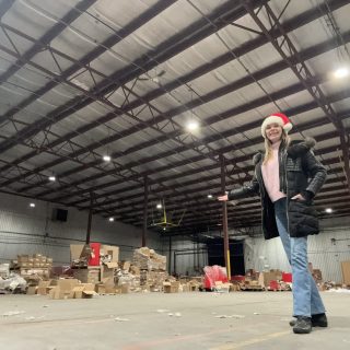 C'est la meilleure affaire jamais vue pour les amateurs de livres, et elle arrive à point nommé pour les associations locales qui organisent des projets de cadeaux de Noël afin d'égayer les fêtes des familles dans le besoin. Nancy Levac avait un problème. L'agent immobilier avait trouvé un acheteur pour un ancien entrepôt situé dans le quartier industriel/commercial de Hawkesbury, sur Tupper Street. Le problème était que le bâtiment abritait encore des cartons contenant au moins 100 000 livres que l'ancien locataire avait laissés sur place et dont il ne voulait plus. Le nouveau locataire avait besoin que le bâtiment soit vidé avant la mi-décembre. « Tous ces livres étaient restés ici pendant les deux dernières années », a déclaré Mme Levac. Mme Levac n'aimait pas l'idée de simplement transporter tous les livres à la décharge et de les y jeter. Elle aurait aimé les voir tous trouver un foyer auprès de quelqu'un qui les apprécierait et prendrait plaisir à les lire. Elle a contacté l'ancien propriétaire du bâtiment, qui était heureux de l'avoir vendu et lui a dit qu'elle était libre de prendre les mesures qu'elle voulait pour se débarrasser des livres indésirables. À l'approche de Noël, Mme Levac a eu une idée. Elle allait inviter toutes les personnes qui voulaient un livre ou tout un tas de livres à venir à l'entrepôt et à en prendre autant qu'elles le souhaitaient, sans poser de questions et sans frais. « C'était la meilleure solution, semblait-il », a-t-elle déclaré. Mme Levac a lancé son projet de livres gratuits pour tous en contactant toutes les écoles locales, Valoris Prescott-Russell, Groupe Action et tous les autres groupes communautaires auxquels elle pouvait penser, et en les invitant à envoyer des personnes venir chercher des livres gratuits qu'elles pourraient donner aux élèves ou aux familles qu'elles aident à temps pour les fêtes. La nouvelle de son projet de distribution gratuite de livres s'est rapidement répandue. « Le bouche-à-oreille a suffi à le faire connaître », a-t-elle déclaré. Les banques alimentaires locales ont envoyé des personnes pour récupérer des livres à distribuer aux familles. Les écoles de Lachute et de Grenville, de l'autre côté de la rivière des Outaouais, au Québec, ont envoyé des personnes pour récupérer des livres. Le groupe Facebook de la communauté de Vankleek Hill a publié une annonce, accompagnée d'une courte vidéo, pour informer les gens du projet. « Une personne m'a contactée pour récupérer des livres à envoyer à un orphelinat en Ouganda, en Afrique », raconte Mme Levac. Le projet de distribution gratuite est en cours depuis la mi-novembre. Chaque jour, Mme Levac ouvre la porte principale de l'entrepôt à 10 heures du matin, puis revient à 16 heures pour le fermer. Pendant ce temps, tout le monde peut entrer et parcourir les piles de livres. Angel Legault a décrit le projet comme une aubaine pour le programme Christmas Angel de la Caisse Desjardins de Hawkesbury cette année. Ce programme permet de s'assurer que les enfants des familles dans le besoin reçoivent au moins un cadeau de Noël. « Nous avons une liste de plus de 300 cadeaux à collecter », a déclaré Mme Legault, ajoutant que les enfants figurant sur la liste des anges de Noël sont âgés de 1 à 13 ans. Grâce au projet de distribution de livres de Mme Levac, chaque enfant figurant sur la liste des anges de Noël recevra plusieurs livres à découvrir le matin de Noël, en plus des autres cadeaux offerts par le public dans le cadre du programme. Les livres, en français et en anglais, qui se trouvent dans l'entrepôt vont des livres de lecture et d'activités pour enfants, des bandes dessinées spécialisées, des collections de bandes dessinées populaires publiées dans les journaux comme Over the Hedge et For Better or Worse, aux livres de cuisine, aux romans de toutes sortes, y compris pour adultes et pour jeunes, et aux ouvrages de référence traitant d'histoire, de hockey, de mode de vie sain, de cuisine, d'artisanat, de sciences, de voyages et de presque tous les sujets imaginables. Au 22 novembre, Mme Levac estime qu'il reste entre 10 000 et 15 000 livres sur les plus de 100 000 qui composaient le stock initial. « Je vais rester ouverte jusqu'à ce qu'il n'y ait plus de livres, a-t-elle déclaré. Je ne veux jeter aucun livre. Je suis vraiment reconnaissante d'avoir cette chance d'aider, je suis submergée de joie et de bonheur, et je tiens simplement à souhaiter un joyeux Noël à tous. » La distribution gratuite de livres a lieu dans l'entrepôt situé au 780 Tupper Street.