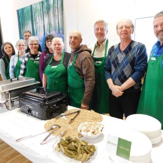 Le maire Robert Lefebvre se joint à Ron Kallio (à droite) et aux autres bénévoles participant au projet Centre 440 Hawkesbury pour son inauguration à la salle communautaire de l'église anglicane Holy Trinity. Ce nouveau projet social offre chaque samedi un repas chaud et nourrissant aux personnes dans le besoin.