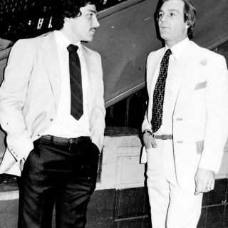 Le jeune Yvan Joly (à gauche), fraîchement débarqué des 67 d'Ottawa, rencontre Guy Lafleur au Forum de Montréal lors d'une séance du camp d'entraînement des Canadiens, juste avant le début de la saison 1979-80 de la LNH. Joly se souvient que Lafeur lui a dit : «Sois toi-même et fais ce que tu fais de mieux».