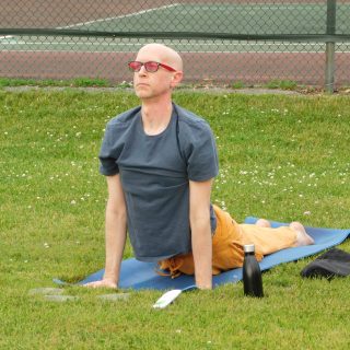 Josh Clendenin, qui donne des cours de yoga à Vankleek Hill, affirme que la philosophie du yoga consiste à essayer d'aider les autres chaque fois que c'est possible. C'est pourquoi il a organisé une collecte de fonds annuelle au profit de la Banque alimentaire de L'Orignal pour célébrer la Journée internationale du yoga.