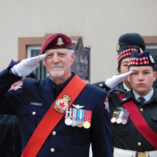 Le caporal-chef Christian Tremblay, également sergent d'armes de la filiale de Hawkesbury de la Légion royale canadienne, salue ses camarades anciens combattants lors de la cérémonie du Souvenir à Alfred, le 8 novembre.