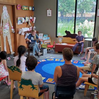 On reconnait la jeune animatrice Melissa en plein exercice dans son activité culturelle sur le corps humain en compagnie des enfants et parents