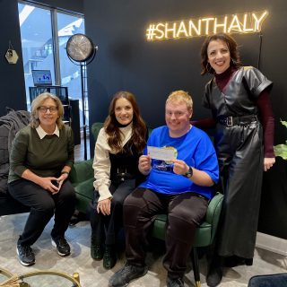 u studio Shanthaly, de gauche à droite, on voit la vice-présidente du Regroupement Julie Gervais, la propriétaire du studio Shanthaly Nathalie Deslauriers, le jeune garçon tenant le chèque, un participant actif du Regroupement Alexy Bercier et la propriétaire du Studio Shanthaly Chantale Deslauriers.