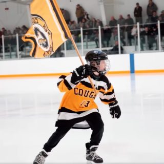 Les Cougars de Vankleek Hill ont battu les Rideaus de Westport 4 à 1 dans le match décisif de dimanche de la série de demi-finales entre les deux équipes. Les Cougars et le Volant de Gatineau-Hull s’affrontent maintenant pour le titre de champion de la Ligue de hockey junior de la capitale nationale. (Capture d’écran de la vidéo promotionnelle des Cougars, Facebook)