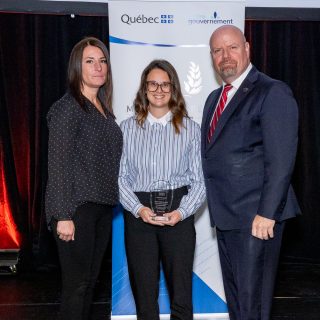 Le ministre de la Sécurité publique, Ian Lafrenière, en compagnie d'Audrey Larocque, coordonnatrice Services psychosociaux généraux adulte et dossiers transversaux (à gauche) et Noémie Lacombe, directrice adjointe – Continuum santé mentale ambulatoire adulte, services psychosociaux généraux adulte et dossiers transversaux (au centre). (Photo Ministère de la Sécurité publique)