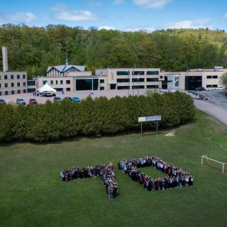 Les élèves du Séminaire du Sacré-Coeur tutoient allégrement le chiffre 70 à l’occasion de l’anniversaire de leur école. – photo fournie