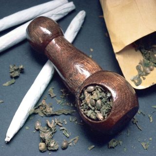 La municipalité de Casselman étudie une politique complète encadrant l’implantation des magasins de cannabis, incluant des critères locaux pour évaluer les emplacements proposés.