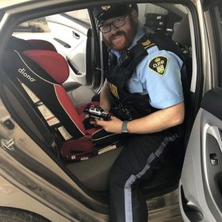 La Police provinciale et les services d'incendie du canton de Russell organisent une clinique d'inspection gratuite des sièges d'auto le 26 mai, de 13 h à 17 h, à la caserne de pompiers d'Embrun, sur la route 300 à Embrun, sur rendez-vous seulement.