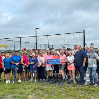 Stéphane Sarrazin, député provincial local, ce présente à l’inauguration des deux nouveaux terrains de pickleball à l’école secondaire catholique de Casselman subventionné par le gouvernement de l’Ontario.