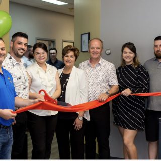 Dre Marie-Pier Vandette est accompagnée des membres de sa famille ainsi que du conseiller Sylvain Cléroux de la municipalité de Casselman.