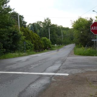 À Brownsburg-Chatham, certains conducteurs ne marquent pas l’arrêt à cet endroit, constituant ainsi des dangers publics pour la population. – photo Frédéric Hountondji