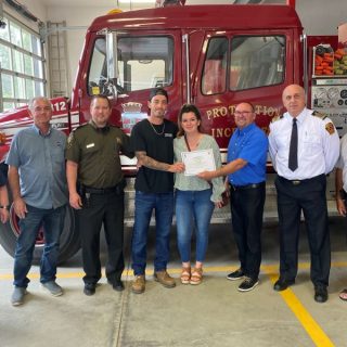 Jocelyne Louis-Seize, conseillère municipale (à gauche), André Woodbury, conseiller municipal, Étienne Cloutier, lieutenant responsable du poste de la MRC d’Argenteuil, Yan Piché, le citoyen qui a sauvé la jeune fille, et sa conjointe Jenny Lee Desjardins, Pierre Thauvette, maire de Grenville, Stéphane Aubry, directeur du service incendie, et Roger Lalonde, conseiller. —photo fournie