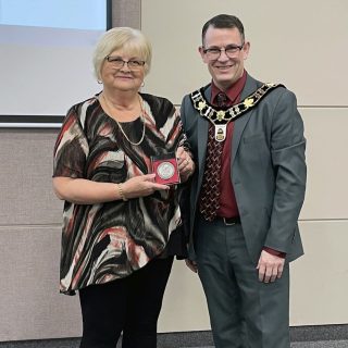 Diane Ceponkus (à gauche) avec le maire de Russell, Pierre Leroux (à droite).