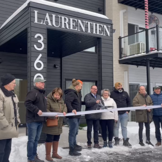 Le maire de Grenville, Pierre Thauvette (coupant le ruban), était présent, avec d'autres délégués, pour l'ouverture de la nouvelle résidence Laurentien, un immeuble de 36 logements nommé d'après le cinéma qui se trouvait autrefois sur le site.