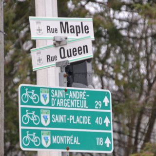 La rue Queen est l'une des dizaines de routes de la MRC d'Argenteuil qui ont été choisies pour recevoir un financement de la province pour des réparations. Le Programme d'aide à la voirie locale (PAVL) du Québec a annoncé un investissement de 26 millions de dollars dans le réseau de transport de la région le vendredi 1er mars.