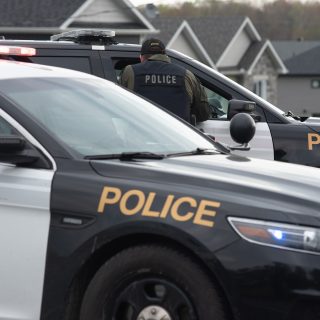 Le procès d’Alain Bellefeuille, accusé d’avoir mortellement tiré sur le sergent Eric Mueller de la Police provinciale de l’Ontario (PPO), s’est ouvert aujourd’hui au palais de justice de L’Orignal. Bellefeuille fait face à des accusations de meurtre au premier degré et de deux chefs de tentative de meurtre.