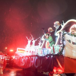 Le Père Noël, Mme Claus et l’un de leurs lutins n’ont pas été dérangés, saluant la foule et répandant la joie de Noël. 