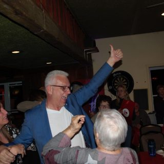 Stéphane Lauzon a laissé éclaté sa joie lorsque Radio-Canada a annoncé sa victoire vers 22h30. (Photo Francis Legault, EAP)
