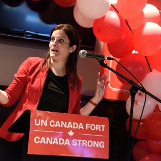 Giovanna Mingarelli, désormais députée libérale de la nouvelle circonscription de Prescott-Russell-Cumberland, s’est adressée à ses amis, à sa famille et à son équipe de campagne au Broadway Bar and Grill de Rockland le soir de l’élection. Mme Mingarelli est la première femme à occuper cette circonscription fédérale (anciennement Glengarry-Prescott-Russell). (Joseph Coppolino, EAP)