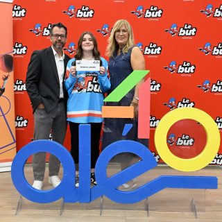 Delphine Labonté, au centre, au moment de recevoir sa bourse. (Fondation Le BUT)