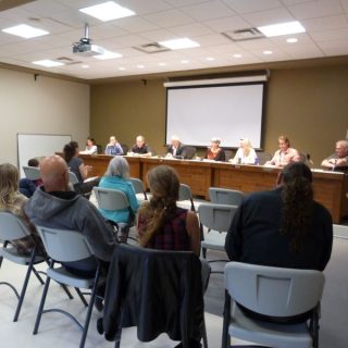 La séance du conseil municipal du 13 juin, durant laquelle des citoyens ont interrogé le maire Tom Arnold sur le montant dépensé dans le cadre du départ de Marc Beaulieu, ancien directeur général de Grenville-sur-la-Rouge. – photo : Frédéric Hountondji