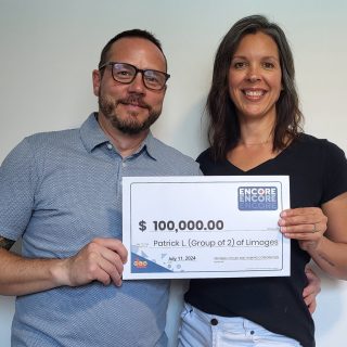 Patrick Leveille (gauche) et Mélanie Gauthier (droite) tiennent fièrement leur chèque de 100 000 dollars.