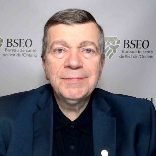 Le Dr Paul Roumeliotis, médecin chef du Bureau de santé de l'est de l'Ontario, met en garde les résidents contre un nombre alarmant de cas de coqueluche dans la province. Le Dr Roumeliotis conseille aux gens de vérifier leur statut vaccinal et de s'assurer qu'ils sont à jour dans leurs vaccins contre la coqueluche.