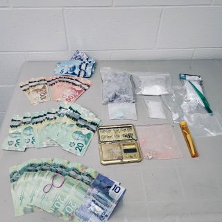 Le détachement de Hawkesbury de la Police provinciale de l'Ontario (OPP) a inculpé deux personnes et saisi plus de 30 000 $ de drogues et 2 235 $ en monnaie canadienne à la suite d'un contrôle routier.