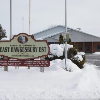 Hawkesbury Est a approuvé un budget opérationnel de 5 359 446 $. Le budget comprend un budget d'investissement de 993 000 $ et un prélèvement fiscal de 2 637 094 $, ce qui représente une augmentation de près de 5 % par rapport au budget de 2023.