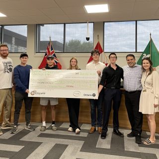 Les jeunes entrepreneurs qui ont reçu un soutien financier dans le cadre du programme Entreprise d'été du Centre d'Entrepreneurship de Prescott et Russell (CEPR) et leurs mentors, de gauche à droite : Louis Béland, mentor, Jolan Nadeau, Palace Pete, Dahlianne Waugh, Benjamin Parent, Jacob Massicotte, Marc Lecompte, mentor, et Liza Langevin, agente de projet au CECR.