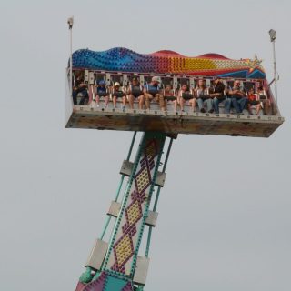 Ils tutoient le ciel grâce aux manèges. - photo Frédéric Hountondji