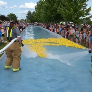Une marée humaine autour d’une piscine remplie de canards en plastique. Voilà un des moments marquants du Festival du canard et de la plume. -photo Frédéric Hountondji