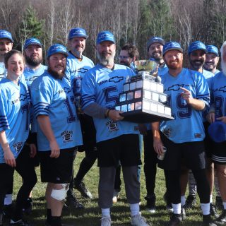 L'équipe Chevy Trucks célèbre son titre de championne de la Silver Cup 2024, après avoir battu l'équipe Chevrolet sur le score de 16-13 lors de la finale du championnat dimanche dernier. Le match a marqué la fin de la 34e saison de la Rockland Football League. (Photo : Anil Jhalli, EAP)