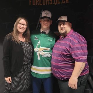Benjamin Bertrand, repêché 132e par les Foreurs de Val-d’Or en juin dernier, est en compagnie de sa mère Julie Côté et de son père Yan Bertrand. – photo courtoisie