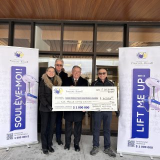 De gauche à droite: Denise Robitaille, présidente de la Fondation de la Résidence Prescott et Russell, Marcel Dicaire, trésorier de la Fondation de la Résidence Prescott et Russell, Yves Laviolette, maire du Canton d’Alfred et Plantagenet, et Robert Prévost, administrateur de la Fondation de la Résidence Prescott et Russell.