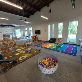 Valoris et Groupe Action unissent leurs forces à Embrun. Le nouveau partenariat, officialisé le 18 août, permet de partager les espaces de travail du centre de services Valoris afin d’offrir aux familles de Prescott-Russell un carrefour centralisé de soutien et de services communautaires accessibles.